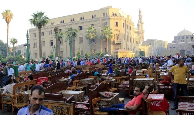 People wait to break their fast minutes before sunset during the holy Muslim month of Ramadan around Al-Azhar mosque, in the old Islamic area of Cairo, Egypt, July 9, 2015. (Photo by Amr Abdallah Dalsh/Reuters)