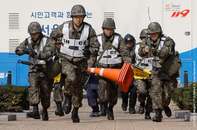 South Korean soldiers from Capital Defense Command participate in a anti-terror exercise