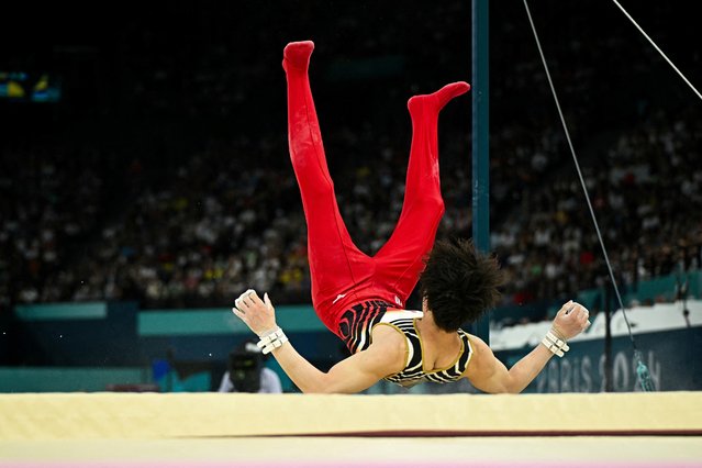 Japan's Takaaki Sugino falls down as he competes in the artistic gymnastics men's horizontal bar final during the Paris 2024 Olympic Games at the Bercy Arena in Paris, on August 5, 2024. (Photo by Gabriel Bouys/AFP Photo)