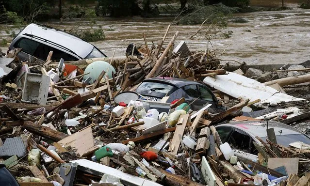 Cars lie amongst debris following floods in the town of Braunsbach, in Baden-Wuerttemberg, Germany, May 30, 2016. (Photo by Kai Pfaffenbach/Reuters)