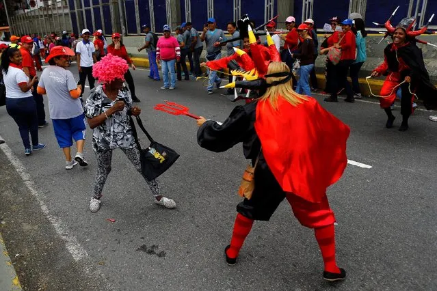 Performers dance during a pro-government rally of members of the education sector in Caracas, Venezuela June 14, 2016. (Photo by Ivan Alvarado/Reuters)