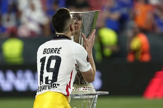 Frankfurt's Rafael Santos Borre kisses the trophy for winners of the Europa League final soccer match between Eintracht Frankfurt and Rangers FC at the Ramon Sanchez Pizjuan stadium in Seville, Spain, Thursday, May 19, 2022. (Photo by Pablo Garcia/AP Photo)