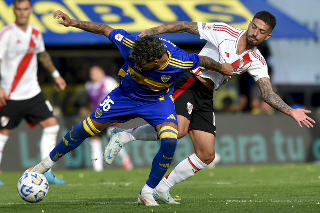 Manuel Lanzini, right, of River Plate, and Cristian Medina of Boca Juniors, battle for the ball during an Argentine soccer league match at La Bombonera stadium in Buenos Aires, Argentina, Saturday, September 21, 2024.(Phoot by Gustavo Garello/AP Photo)