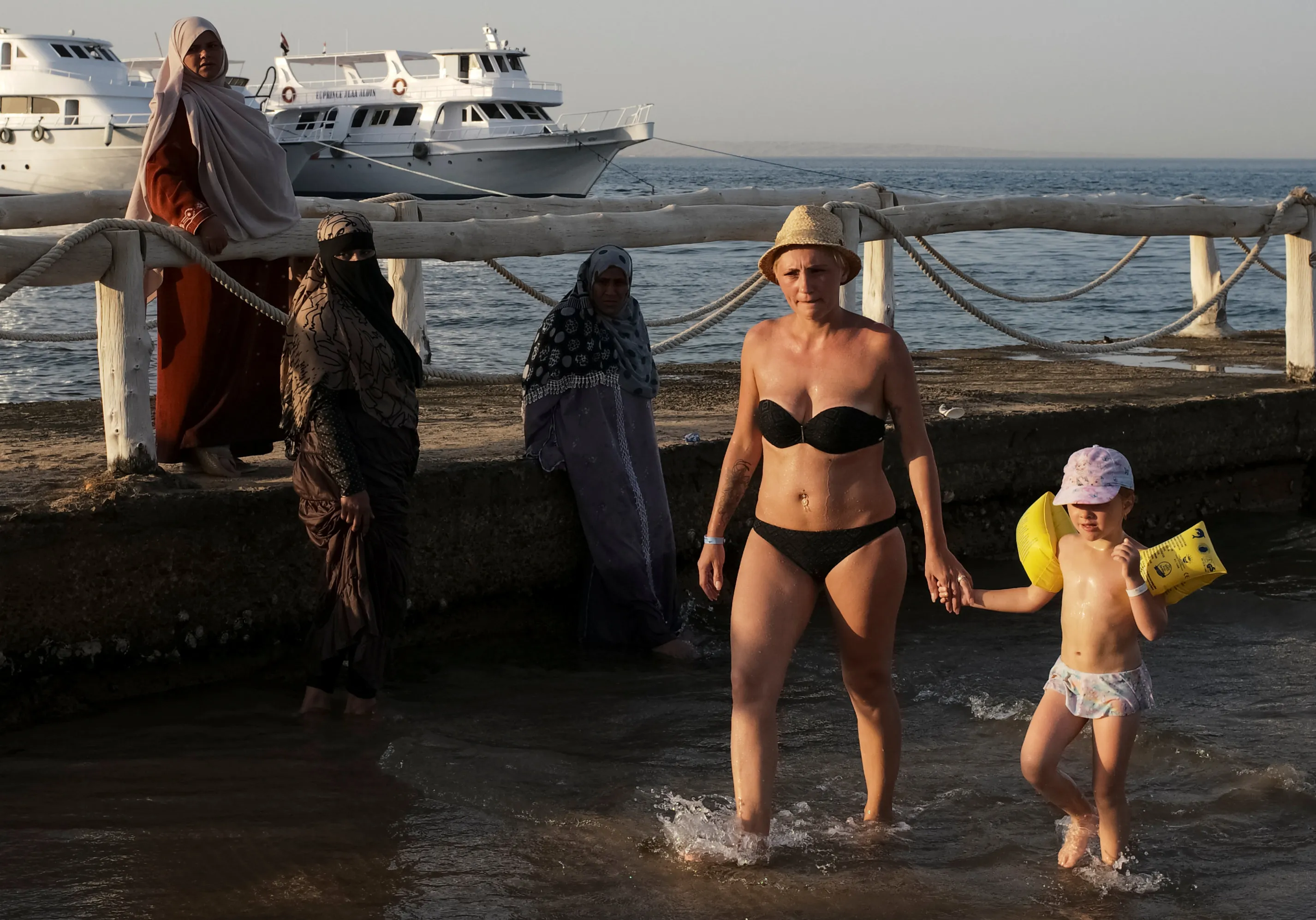 Египет купание. Русские женщины в Египте. Русские бабы в Египте. Русские женщины на пляжах Египта. Жизнь в Египте.