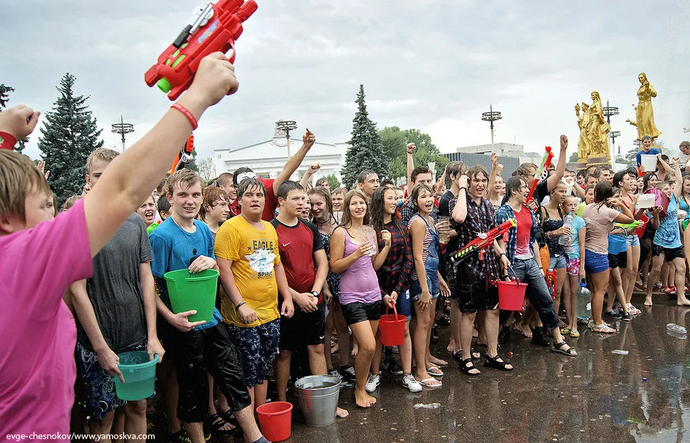 Flashmob: Water Battle on All-Russian Exhibition Center in Moscow