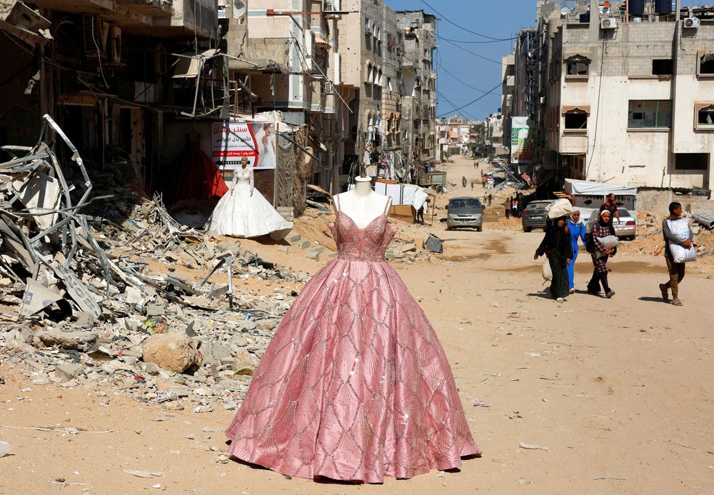 Humans and Mannequins