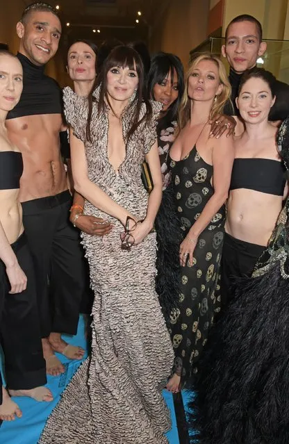 Annabelle Neilson, Naomi Campbell and Kate Moss pose with dancers from the Michael Clarke dance troupe backstage at the Alexander McQueen: Savage Beauty Fashion Gala at the V&A, presented by American Express and Kering on March 12, 2015 in London, England. (Photo by David M. Benett/Getty Images for Victoria and Albert Museum)