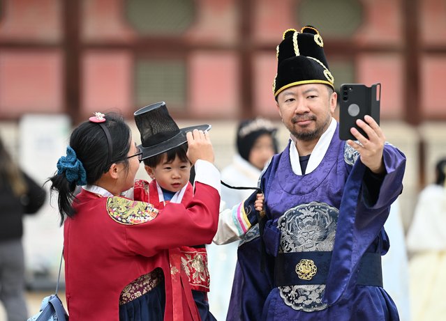 Tourists wearing hanbok are having a good time at Gyeongbokgung Palace in Seoul on January 26, 2025, the second day of the Lunar New Year holiday. (Photo by Koh Woon-ho)