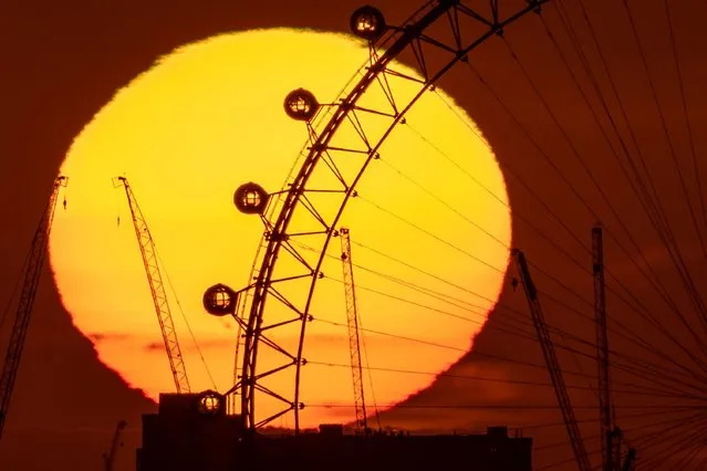 Dramatic sunset behind London Eye ferris wheel ending a warm Bank Holiday Monday on August 29, 2022. (Photo by Guy Corbishley/Alamy Live News)