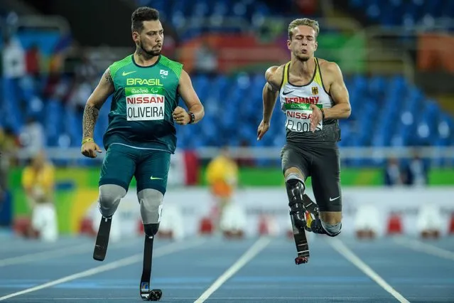 Brazil's Alan Fonteles Cardoso Oliveira (L) and Germany's Johannes Floors compete during a heat of men's 100 m (T44) of the Rio 2016 Paralympic Games at Olympic Stadium in Rio de Janeiro on September 8, 2016. (Photo by Yasuyoshi Chiba/AFP Photo)