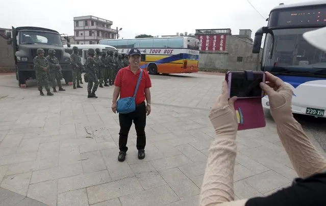 Tourists takes pictures in front of soldiers during the annual Han Kuang military exercise in Kinmen, Taiwan, September 7, 2015. (Photo by Pichi Chuang/Reuters)