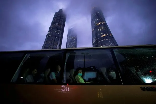 People ride a bus in Lujiazui financial district in Pudong, following the coronavirus disease (COVID-19) outbreak in Shanghai, China on September 17, 2020. (Photo by Aly Song/Reuters)