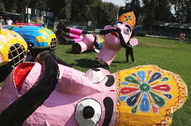 A labourer prepares an effigy of demon king Ravana ahead of Dussehra celebrations in Srinagar, the summer capital of Indian Kashmir, 01 October 2025. The effigies are burnt during the Hindu festival, which commemorates the triumph of Lord Rama over Ravana and marks the victory of good over evil. Dussehra, also known as Vijayadashami, falls on 02 October this year. (Photo by Farooq Khan/EPA)