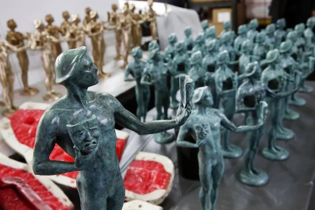 Statuettes in various forms of the lost-wax casting process are seen, including the wax figure, wax mold, shell mold, unfinished bronze and finally the patina coated and mounted statute of “The Actor” during a media event on the production of the statuettes for the 21th annual Screen Actors Guild (SAG) Awards at American Fine Arts Foundry in Burbank, California January 13, 2015. (Photo by Patrick T. Fallon/Reuters)