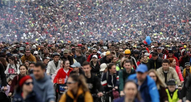 Russian cyclists attend the Moscow Spring Bicycle Festival in Moscow, Russia, 21 May 2023. The Moscow Spring Bicycle Festival is the largest celebration in support of the development of cycling culture in Russia, in which about 100,000 people participate annually. Route length 16 km. (Photo by Yuri Kochetkov/EPA)