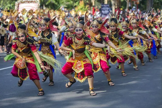 Dancers take part in a parade to mark the opening of the annual Bali Art Festival on a main road in Denpasar, Bali, Indonesia, 18 June 2023. The Bali Art Festival runs from 18 June to 16 July 2023 and features hundreds of performers. (Photo by Made Nagi/EPA)