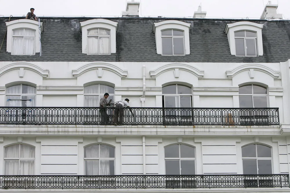 Replica of Paris in China Becomes Ghost Town