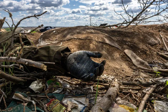 The body of a Russian soldier lies on the battlefield on May 17, 2022 in Malaya Rohan, Ukraine. For weeks Russia has been withdrawing forces from around Kharkiv, Ukraine’s second-largest city, suggesting it may redirect troops to fighting in other areas of eastern Ukraine. (Photo by John Moore/Getty Images)