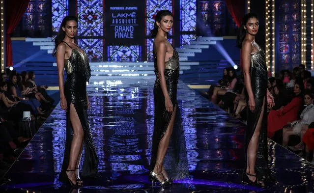Models present creations by Indian designer Monisha Jaising during the grand finale of Lakme Fashion Week (LFW) Winter/Festive 2018, in Mumbai, India, 26 August 2018. (Photo by Divyakant Solanki/EPA/EFE)