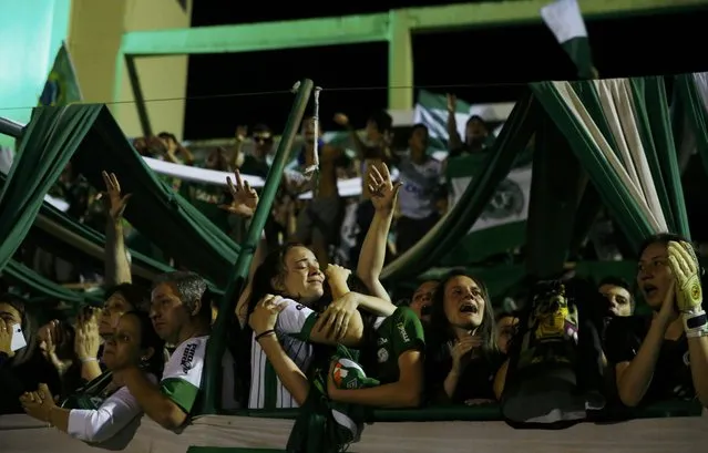 Fans of Chapecoense soccer team pay tribute to Chapecoense's players at the Arena Conda stadium in Chapeco, Brazil November 30, 2016. (Photo by Ricardo Moraes/Reuters)