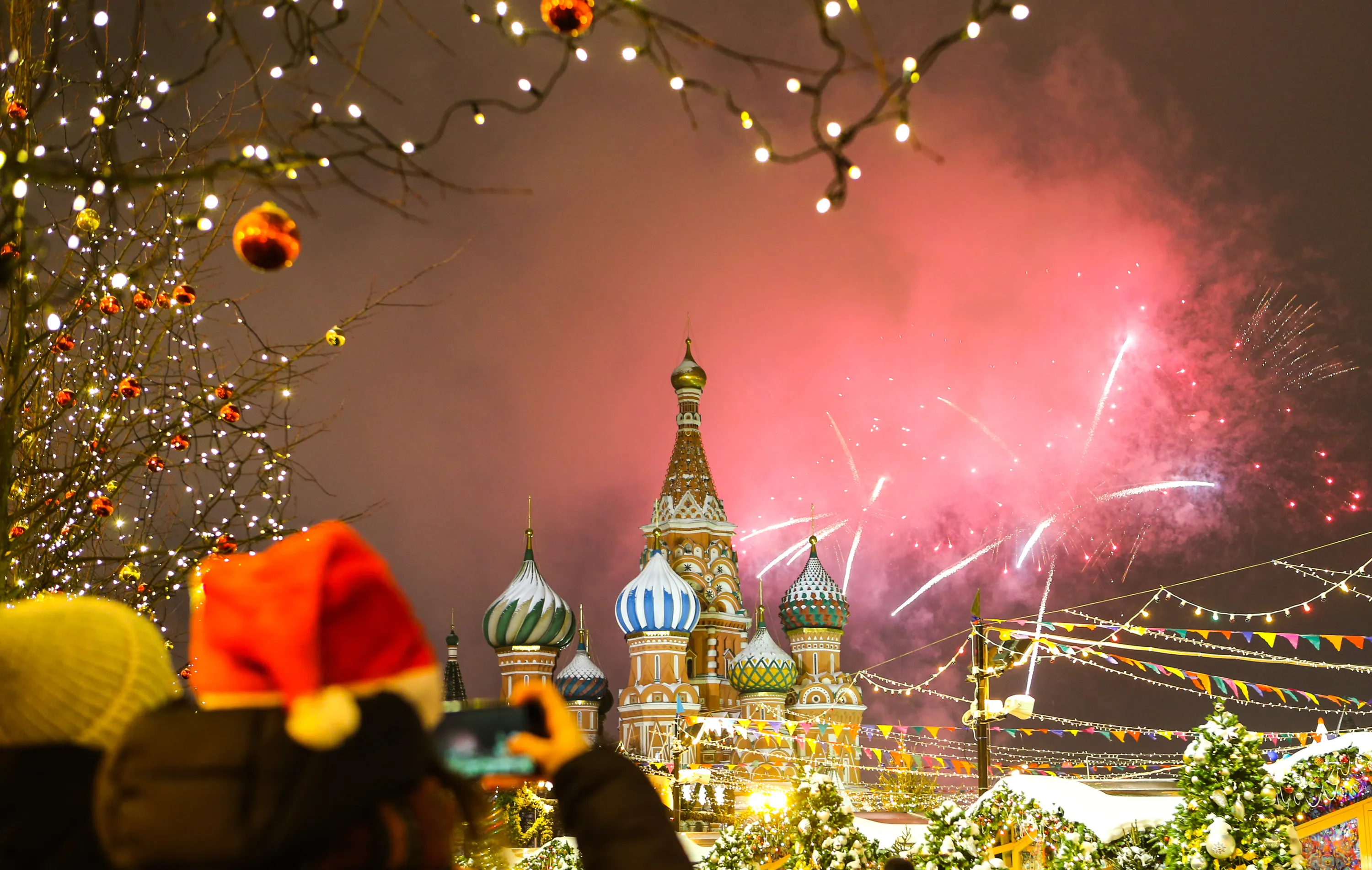 Новогодняя ночь праздник. Новогодний салют в Москве. Новогодняя Москва. Новогодняя ночь. Красная площадь новый год.
