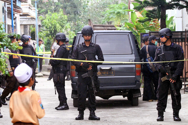 Indonesian police officers stand guard outside the house of a suspected militant following a raid in Malang, Indonesia, Saturday, February 20, 2016. The police arrested a number of people allegedly linked to Jan. 14 attack in Jakarta, in a series of raids in the East Java city Saturday. (Photo by H.Y. Prabowo/AP Photo)