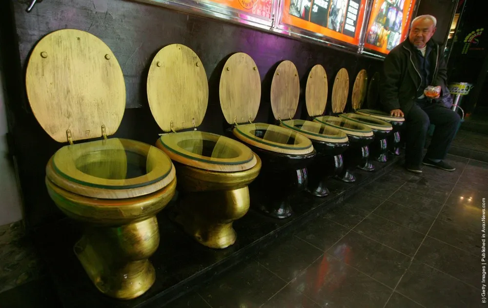 Many-sided China. Toilet-Theme