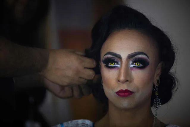 A model prepares backstage during the Original Fashion Week at the Complejo Cultural Los Pinos, the former official residence of the President of Mexico, in Mexico City on November 17, 2022. (Photo by Rodrigo Oropeza/AFP Photo)