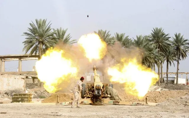 Iraqi security forces fire an artillery during clashes with the al Qaeda-linked Islamic State in Iraq and the Levant (ISIL) in Jurf al-Sakhar March 17, 2014. (Photo by Alaa Al-Marjani/Reuters)