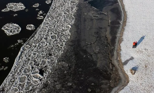 People stand on the bank of the Vistula river during winter in Warsaw, Poland December 27, 2021. Picture taken with drone. (Photo by Kacper Pempel/Reuters)