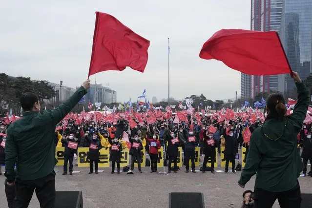 Members of the South Korean Confederation of Trade Unions wearing face masks stage a rally demanding enhanced labor rights in Seoul, South Korea, Saturday, January 15, 2022. Thousands of workers gathered ignoring the government's call to cancel the assembly feared to affect the fight against COVID-19. (Photo by Ahn Young-joon/AP Photo)