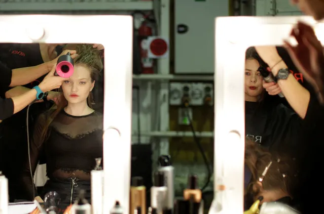 Models are reflected in mirrors backstage before a show by the Australian designer Steven Khalil at Fashion Week in Sydney on May 15, 2017. (Photo by Jason Reed/Reuters)