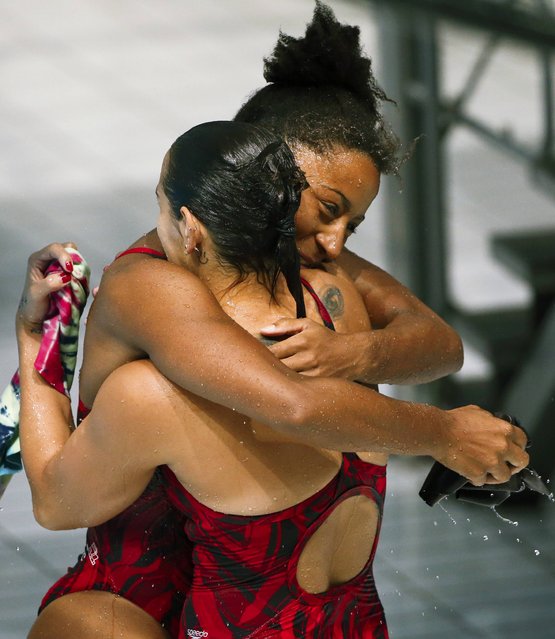 Canada's Pamela Ware (L) and Jennifer Abel celebrate their second place after the women's synchronized 3m springboard final at the Aquatics World Championships in Kazan, Russia, July 25, 2015. (Photo by Hannibal Hanschke/Reuters)