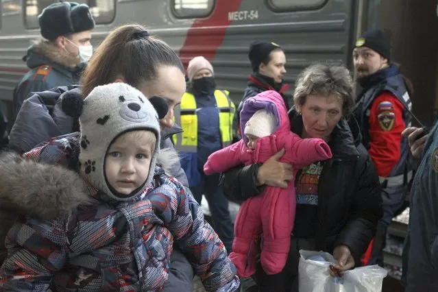 People from Mariupol and surroundings in eastern Ukraine, leave a train to be taken to temporary residences in Nizhny Novgorod region, at the railway station in Nizhny Novgorod, Russia, Thursday, April 7, 2022. About 500 refugees from Mariupol arrived Thursday in Nizhny Novgorod by a special train from eastern Ukraine. (Photo by AP Photo/Stringer)