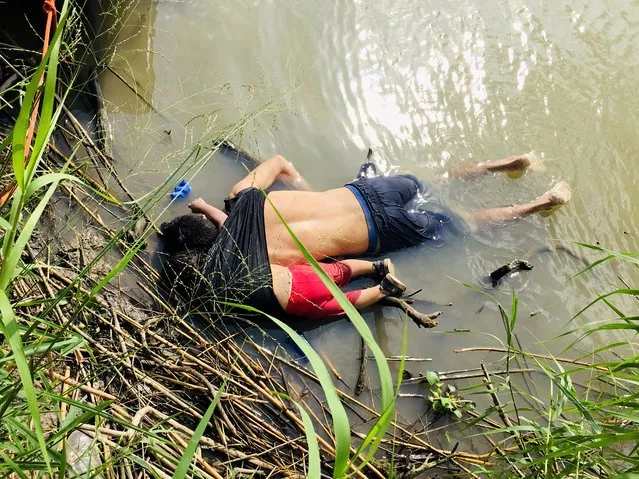 The bodies of Salvadoran migrant Oscar Alberto Martinez Ramirez and his daughter Valeria are seen after they drowned in the Rio Bravo river while trying to reach the United States, in Matamoros, in Tamaulipas state, Mexico on June 24, 2019. (Photo by Reuters/Stringer)