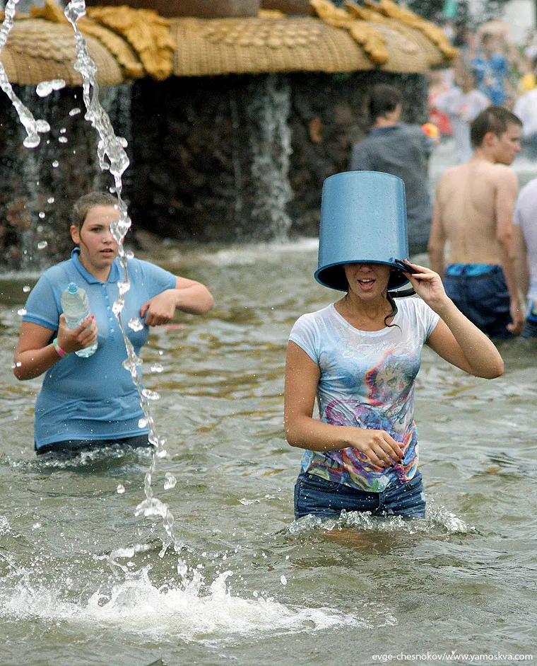 Flashmob: Water Battle on All-Russian Exhibition Center in Moscow