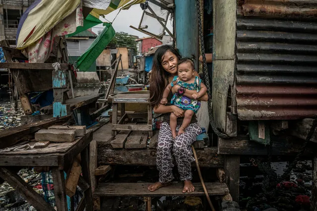 Dorana holds her baby, Hazel, who was born just a month before Dela Cruz was killed. (Photo by James Whitlow Delano/Funded by the Pulitzer Center on Crisis Reporting/The Guardian)