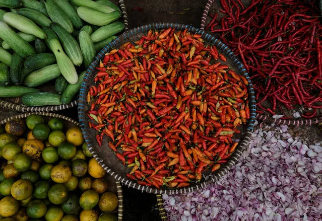 Vegetable and chillies are seen at the vegetable market in Jakarta, Indonesia, June 2, 2017. (Photo by Reuters/Beawiharta)