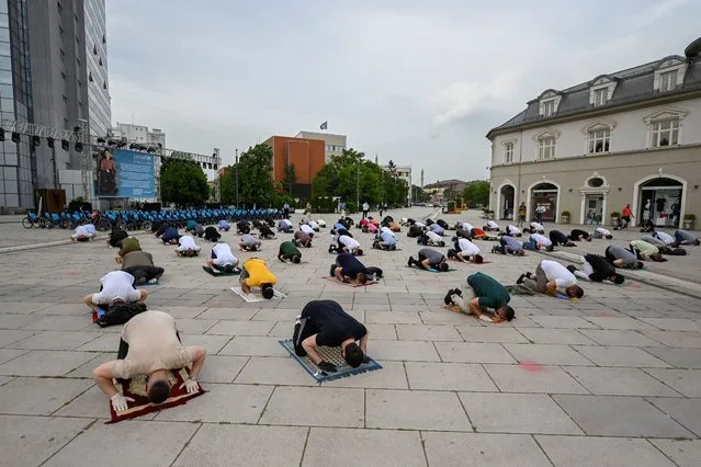 Muslim worshippers wearing face masks and gloves take part in a prayer at the Skanderbeg Square in Pristina on May 19, 2020, in a sign of protest, as the Islamic Community decided to keep the mosques closed in order to prevent the spread of the Covid-19 disease caused by the novel coronavirus. (Photo by Armend Nimani/AFP Photo)