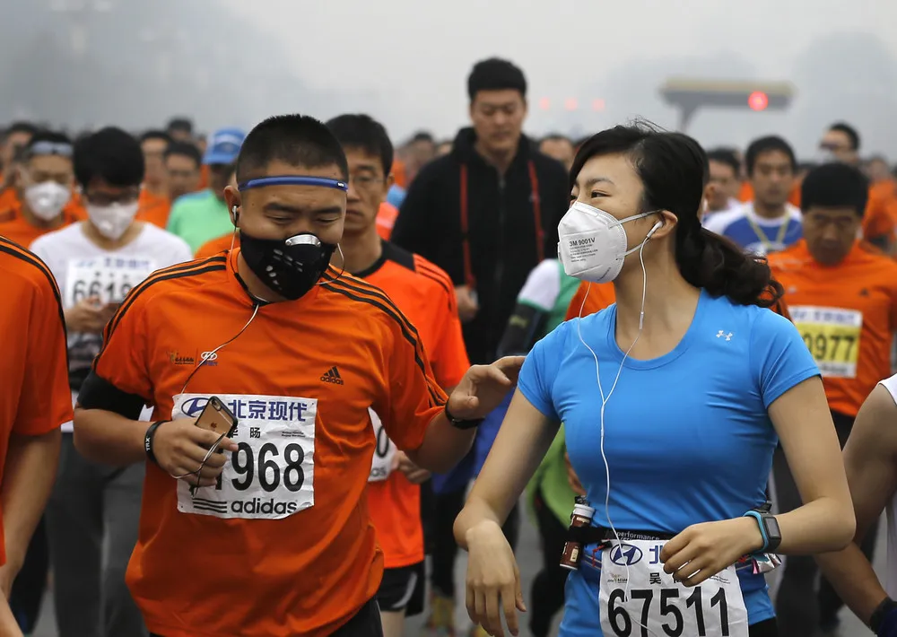 Beijing Marathoners Don Face Masks to Battle Smog