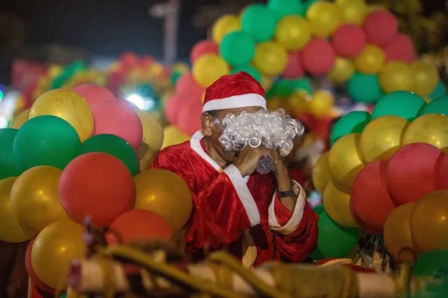 Indian man dressed as Santa Clause drinks water during a carnival ahead of Christmas festival in Mumbai, India, 22 December 2022. Christian communities around the world will celebrate Christmas on 25 December, which is an annual festival commemorating the birth of Jesus Christ, the central figure of Christianity, the largest religious group in the world. (Photo by Divyakant Solanki//EPA/EFE/Rex Features/Shutterstock)