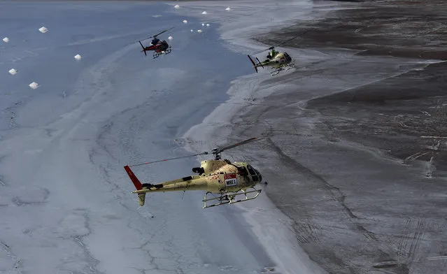 Helicopters fly between Bolivia and Argentina during the 2018 Dakar Rally on January 15, 2018. The Stage 9 of the Dakar 2018 between Tupiza and Salta was canceled. (Photo by Franck Fife/AFP Photo)