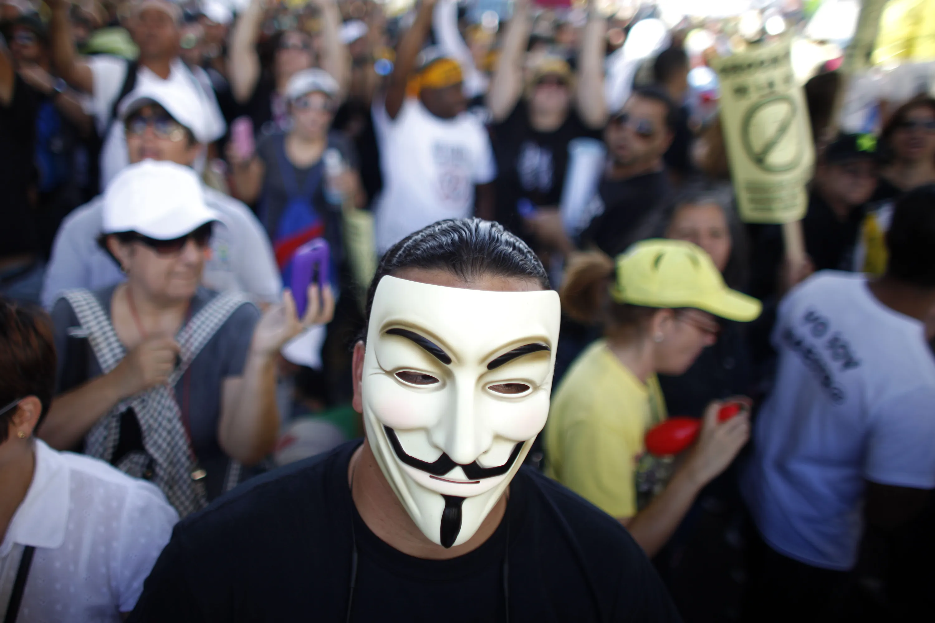 Самая популярная маска. Маска Гая Фокса (Анонимуса).