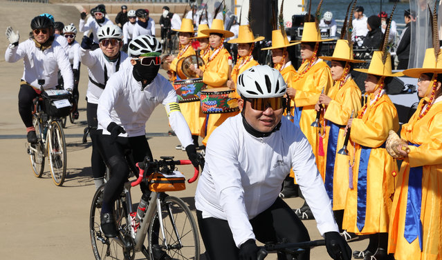 A group of selected riders departs from a park along the Han River in Seoul, South Korea, 27 October 2025, during an event launching a 17-day bicycle trip to Tokyo via the southeastern port city of Busan. The ride reenacts the procession of the Joseon Tongsinsa, a diplomatic delegation sent by the Joseon Dynasty (1392–1910) to Japan, as part of festivities marking the 60th anniversary this year of diplomatic ties between South Korea and Japan. (Photo by Yonhap/EPA)