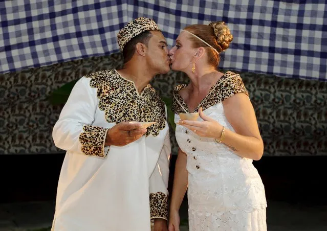 Dutch migrants Reggio de Jong (L) and Elisabeth Cobben kiss during their wedding ceremony in the second public marriage ever held under the African-American Winti religion in district Para, Suriname, November 18, 2015. (Photo by Ranu Abhelakh/Reuters)