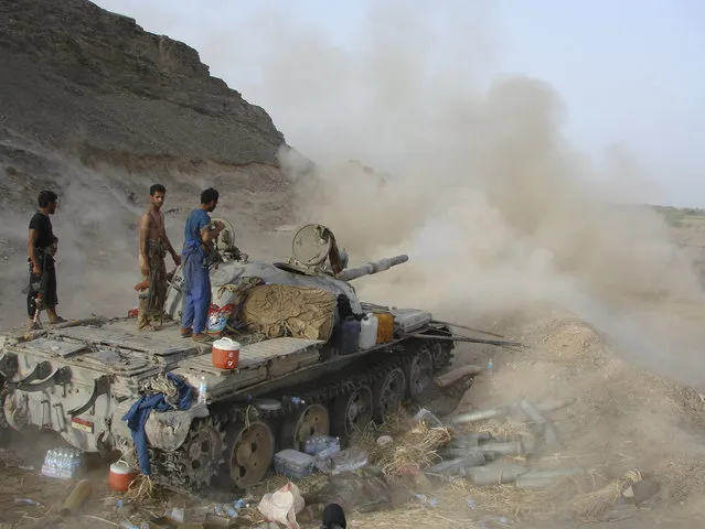 An army tank fires during a firefight against militants linked to al Qaeda near the southern Yemeni city of Zinjibar May 30, 2012. (Photo by Reuters/Yemen's Defence Ministry)