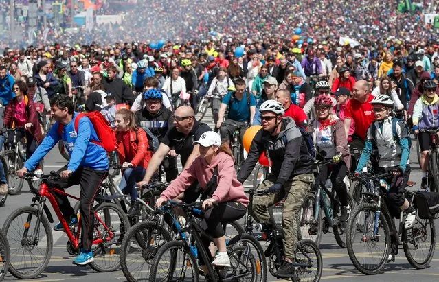 Russian cyclists attend the Moscow Spring Bicycle Festival in Moscow, Russia, 21 May 2023. The Moscow Spring Bicycle Festival is the largest celebration in support of the development of cycling culture in Russia, in which about 100,000 people participate annually. Route length 16 km. (Photo by Yuri Kochetkov/EPA/EFE/Rex Features/Shutterstock)