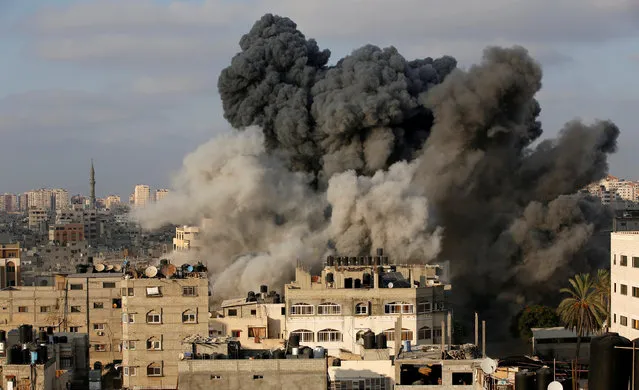 Smoke rises after an Israeli aircraft bombed a multi-storey building in Gaza City on August 9, 2018. (Photo by Mohammed Salem/Reuters)
