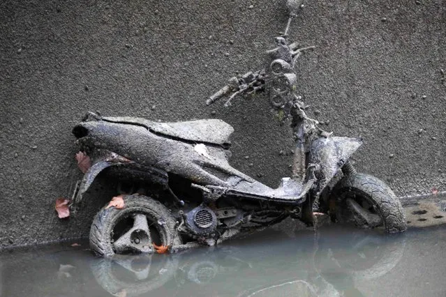 An abandoned mud covered scooter is seen during the draining of the Canal Saint-Martin in Paris, France, January 5, 2016. (Photo by Charles Platiau/Reuters)