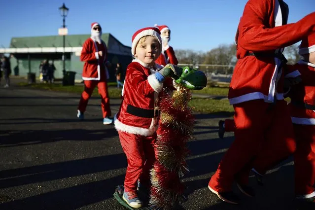 Some two thousand runners dressed as Santa Claus make their way through Clapham Common during The London Santa Dash, to raise money for Great Ormond Street Hospital, in London, Britain December 4, 2016. (Photo by Dylan Martinez/Reuters)